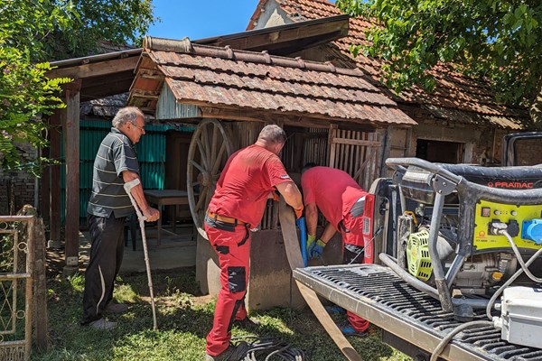 Tim Hrvatskog Crvenog križa na području Grubišnog Polja asanira bunare